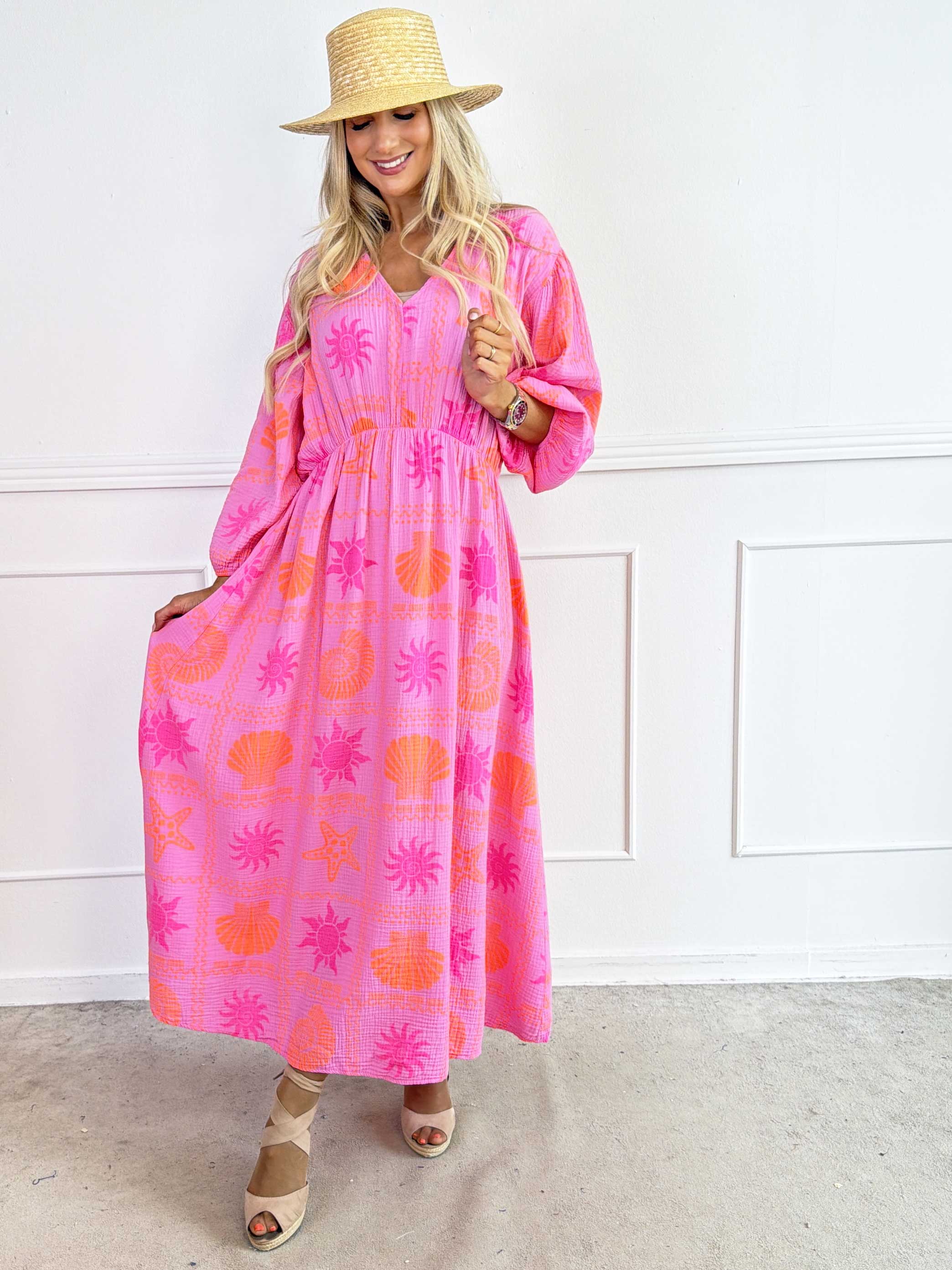 Jasmin - Lang plus size kjole i blød musselinstof med farverige motiver